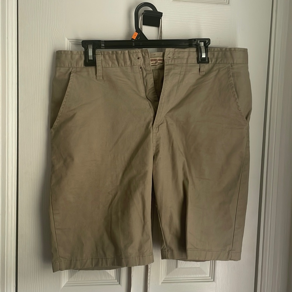 Men’s khaki shorts